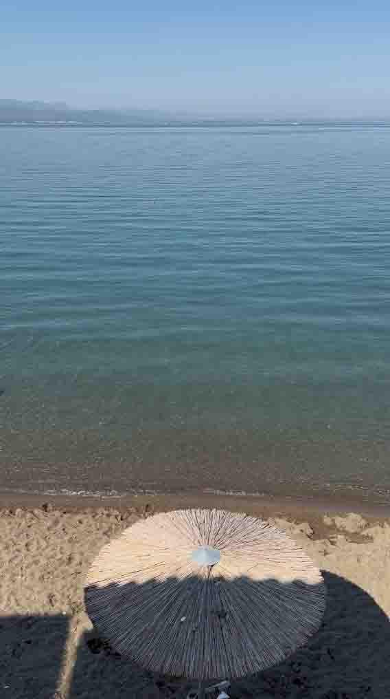 παραλια με ομπρελα
